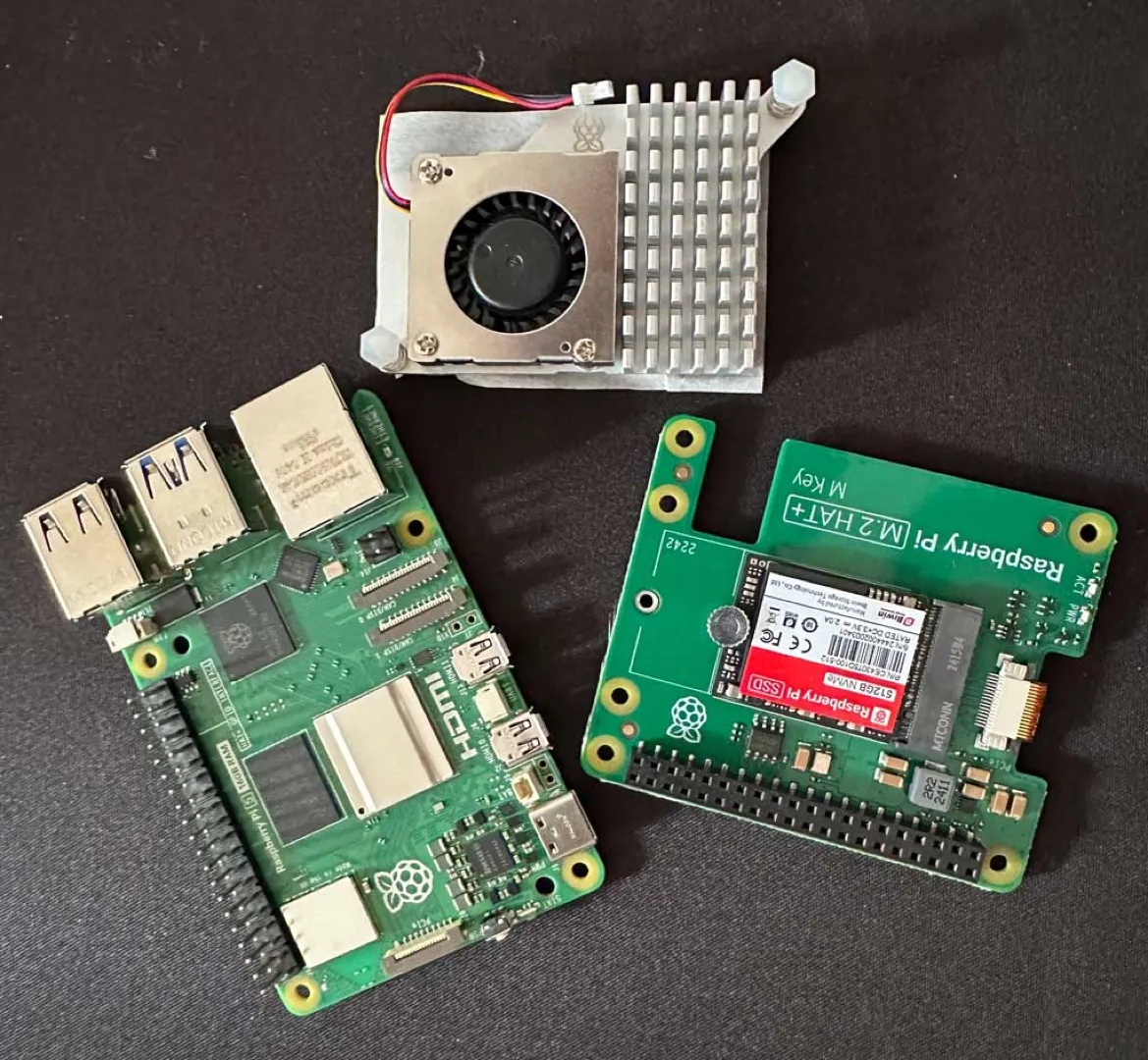 Raspberry Pi 5 con HAT M.2 e cooler per self hosting LLM